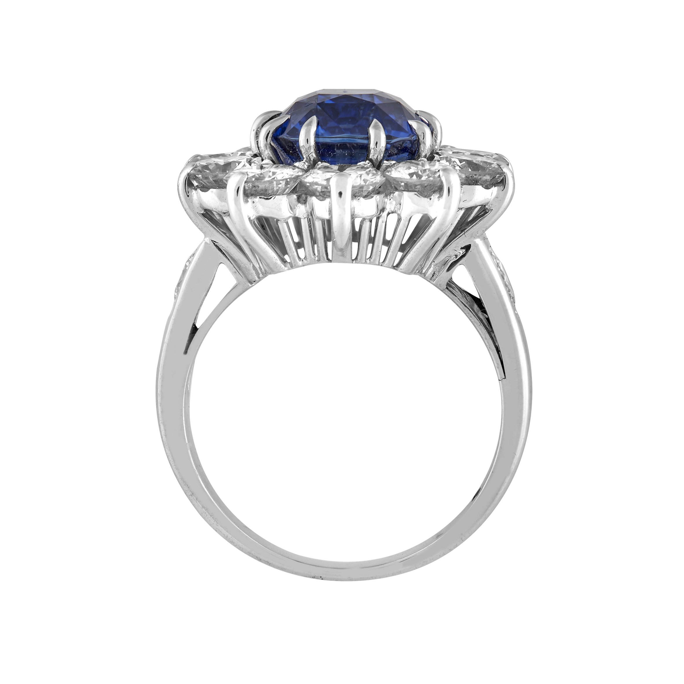 Bague entourage saphir coussin certifié 5,59 carats et brillants 3,50 carats Gerphagnon