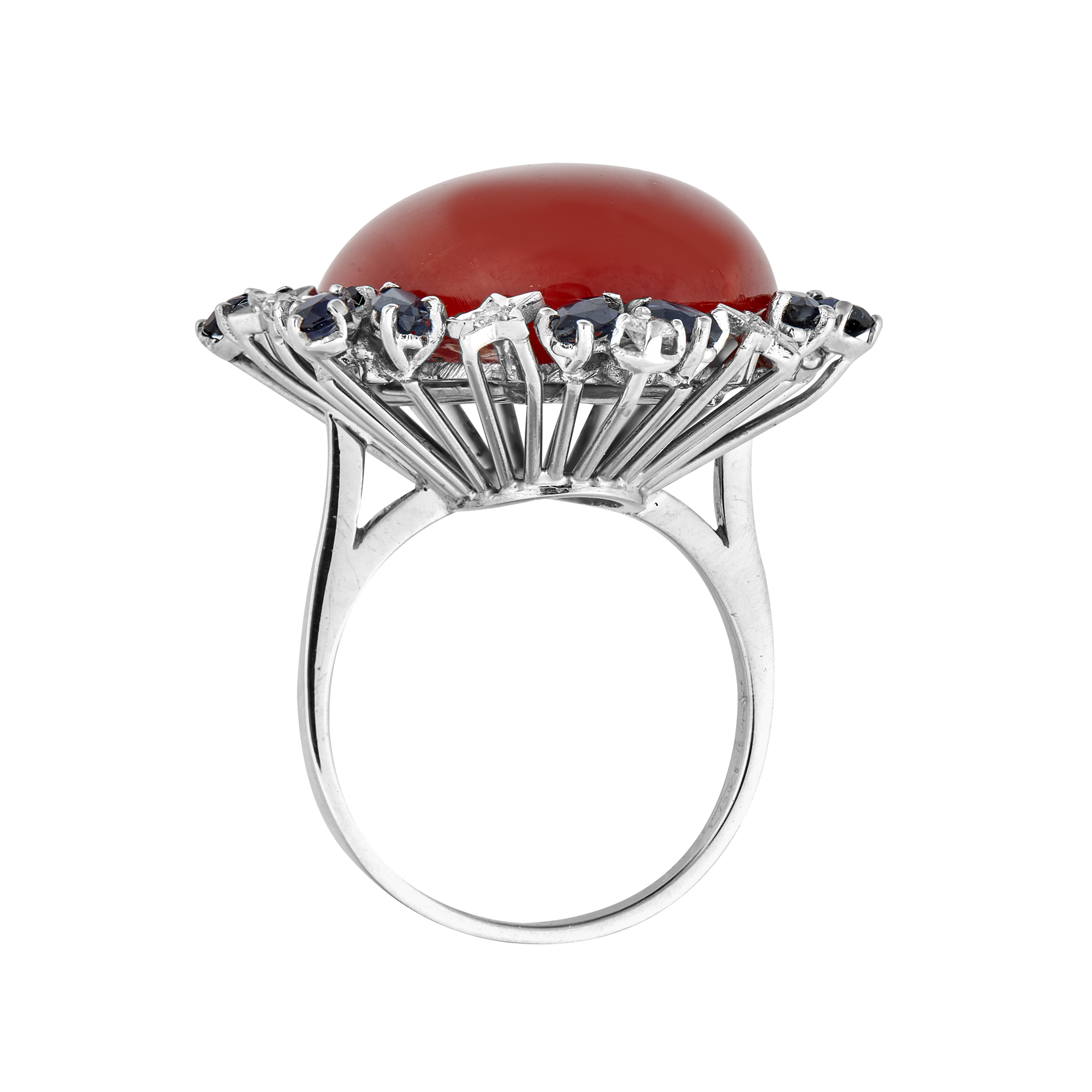 Bague corail cabochon saphirs et diamants vers 1960 Gerphagnon